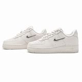 海外限定 NIKE WMNS AIR FORCE 1 '07 PURE PLATINUM/METALLIC SILVER IU7558-030
